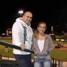 Cristina Valderas, con su novio, en un estadio de béisbol.