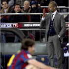 Guardiola ordena a los suyos desde su zona en el banquillo.