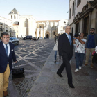 Victorino Alonso, acompañado por su abogado, ayer a la entrada de la Audiencia Provincial. RAMIRO