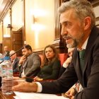 Carmelo Alonso, en primer término, en el último Pleno, con el leonesista Valdeón al fondo. RAMIRO