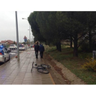 La bicicleta del joven atropellado a escasos metros del lugar donde se produjo el accidente.