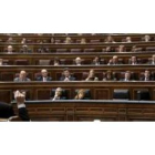 Los diputados del PP observan al vicepresidente del Gobierno, Alfredo Pérez Rubalbaca.