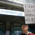 Manifestación en junio frente a la puerta del banco en La Coruña por un grupo de afectados.