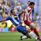 Moisés, a la izquierda, lucha con Reyes por el balón