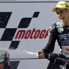 Luis Salom subió por fin a lo más alto del podio. Y para celebrarlo nada mejor que el cava.
