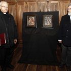 El director del Museo Catedralicio, Máximo Gómez Rascón, y el artista leonés Pablo Gago.