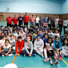 Los alumnos de La Pola de Gordón, con integrantes del Ademar, en la jornada de promoción. MARCIANO