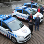 Dos Ford C-Max mono volumen y un Opel Mokka renuevan la flota de la Policía Municipal. L. DE LA MATA