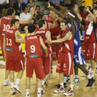 Los jugadores del Baloncesto León se felicitan tras ganar al Tarragona.