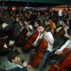 La orquesta del conservatorio protagonizó el concierto reivindicativo en el centro de León.