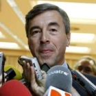 El secretario general del PP, Ángel Acebes, atiende a los periodistas