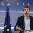 El diputado Íñigo Errejón en el momento de anunciar que abandonaba su escaño. J. P. GANDUL