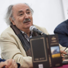 Antonio Colinas, durante la presentación de «Lumbres» en la Feria del Libro de La Bañeza. M. PÉREZ