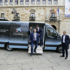 Presentación del cajero móvil de la Diputación y Caixabank. FERNANDO OTERO