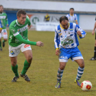 Llamazares, a la izquierda, cierra el avance de un atacante del equipo burgalés.
