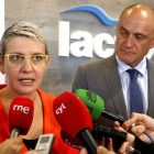 Escudero, con Robles ayer en las nuevas oficinas de Lactiber. RAMIRO