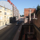 Edificio de la calle Astorga donde se venden tres pisos.