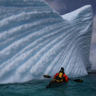 El expedicionista, Exequiel Lira, navega en un sector de las islas Shetland del Sur en la Antártida. CRISTIÁN DONOSO