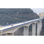 Uno de los viaductos de la actual N-120 que debería desdoblarse con la A-76, a su paso por el municipio de Sobrado.