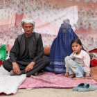 Familia afgana desplazada a un refugio en un parque público de Kabul tras la toma de Maza-i-Sharif, la semana pasada. EFE/EPA/HEDAYATULLAH AMID