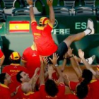 El capitán español Albert Costa es manteado por los miembros del equipo nacional tras la victoria de