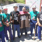 Eduardo González, en el centro, entregó la camiseta de los encerrados en Tremor de Arriba.