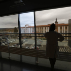 Un paciente observa el edificio de San Antonio Abad desde la planta de Hospital donde está ingresado. J. F. S.