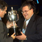 El presidente de la Cultural a finales de los años 90, Juan Díez Guisasola, a la derecha, recibe de manos de Ángel Villar el título de campeón de grupo de Segunda B en la temporada 1998/1999. DL