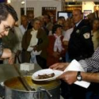 La cecina de chivo pudo ser ayer degustada recién cocinada en la Feria de los Productos de León