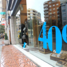 Las campañas de descuentos especiales se reflejan estos días en los escaparates de algunos comercios muy céntricos.