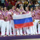 Rusia festeja el bronce en el podio tras vencer a Argentina.
