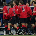 Los jugadores de Osasuna protestan al árbitro Pérez Burrull en el Bernabéu