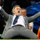El entrenador del Madrid, José Mourinho, enloqueció con el gol de Cristiano y se tiró de rodillas al suelo para celebrar la victoria.