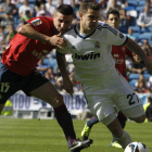 Nacho Fernández, con el balón ante el defensa del Osasuna Oier Cejudo.