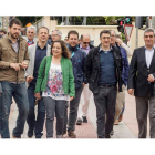 Iratxe García, Patxi López y Villarrubia acompañados por militantes de Burgos, ayer en Gamonal.