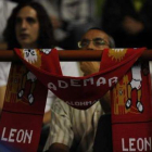 Una bufanda del Ademar cuelga en el Palacio de Deportes de León.