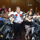 El alcalde de León, Antonio Silván, ayer durante una multitudinaria rueda de prensa. ICAL