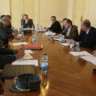 Francisco Álvarez, a la cabecera de la mesa, presidió la reunión de la comisión de tráfico.