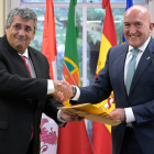 El consejero de la Presidencia, Jesús Julio Carnero, asiste a la firma del Plan Estratégico de Cooperación junto al presidente de la Comisión de Coordinación y Desarrollo Regional del Norte de Portugal. FERNANDO VELUDO / EFE