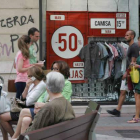 Imagen de leoneses en el primer día de la campaña de rebajas de verano en la capital.
