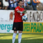 El portero de la Cultural, Diego Calzado durante el partido de la primera vuelta en el Toralín.
