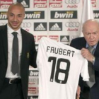 Julien Faubert recibió ayer su camiseta del Real Madrid de manos de Di Stéfano