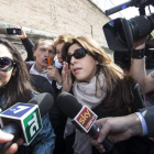 Chaouqui, en el centro de la imagen, llega al tribunal, ayer. EFE