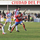 Hedrera trata de controlar el balón ante la presión del jugador local Plaza en un lance del partido disputado en Soria.