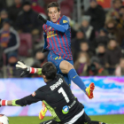 Tello bate a Bravo en el partido del Barça ante la Real Sociedad.