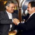 José Antonio Domínguez recibe de Jesús Prieto el emblema de El Borrallo por su labor como mantenedor