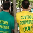 Dos padres separados exigen la custodia compartida con un lema en sus camisetas en Madrid