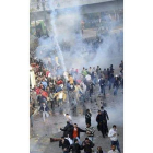 La policía egipcia hace frente a los manifestantes en El Cairo.
