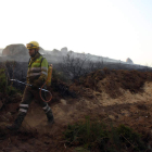 Trabajadores forestales en el incendio de Porcarizas y Campo del Agua, en una foto de archivo.