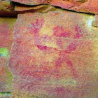 Un antropomorfo en posición orante en la cueva de Peña Piñera, una de las pinturas rupestres inéditas